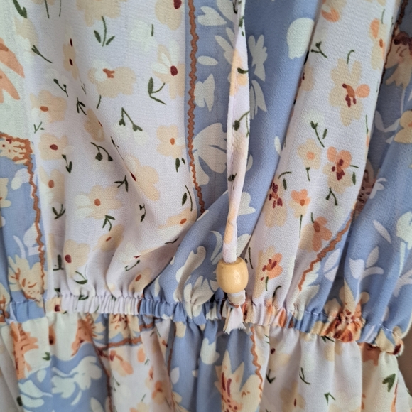 Easel Floral Blouse - Blue and Cream - Picture 4 of 6